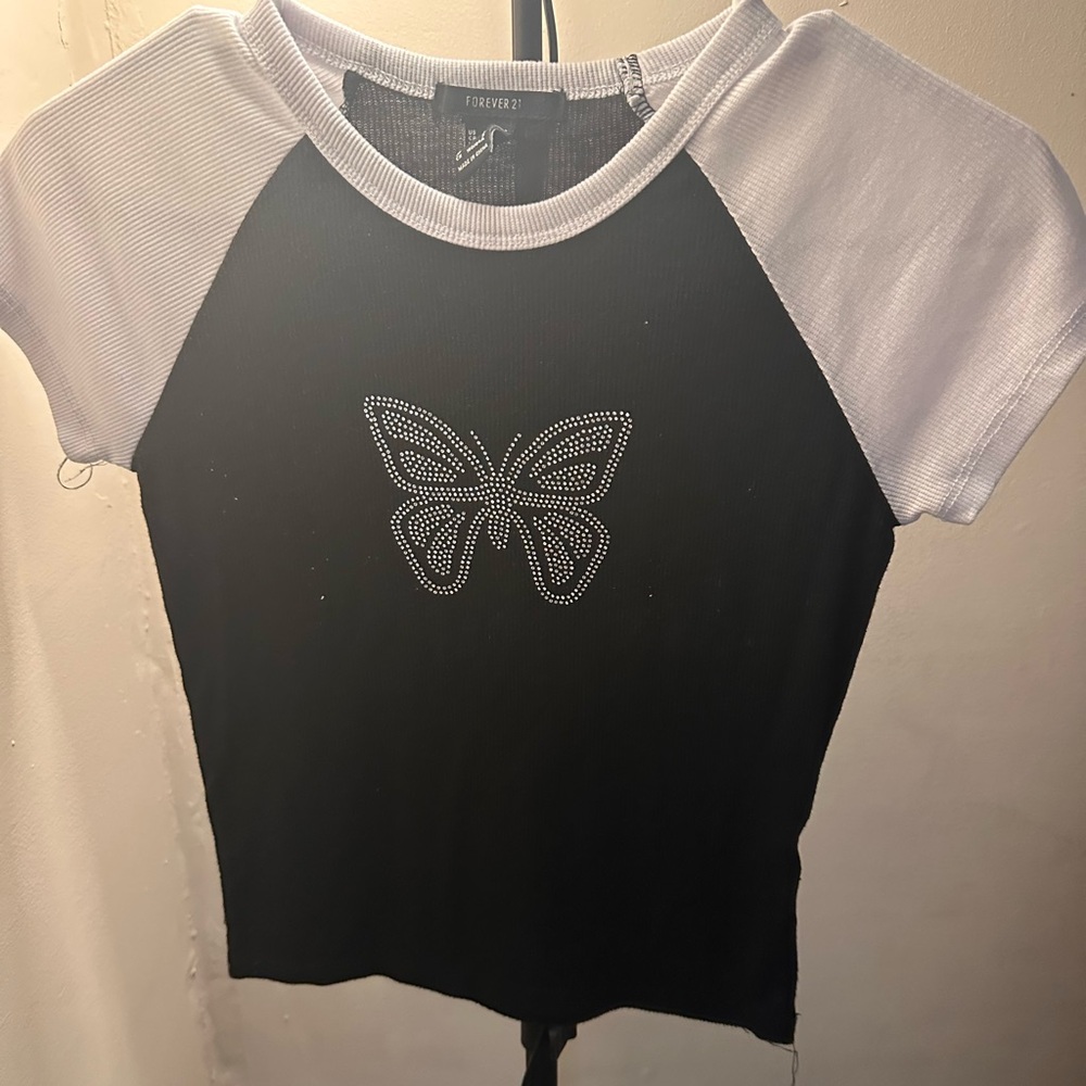 CUTE GRAPHIC BUTTERFLY CROP TOP!